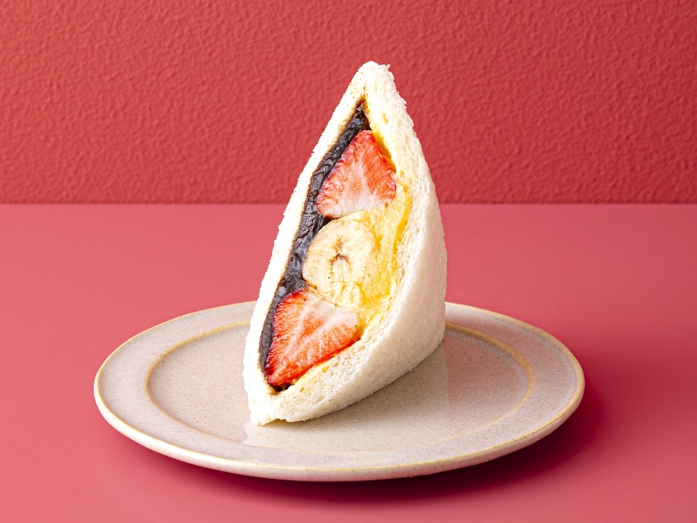 「サンドイッチハウス メルヘン」のグランスタ限定「珈琲あんのいちごバナナカスター」1切れ・税込み442円