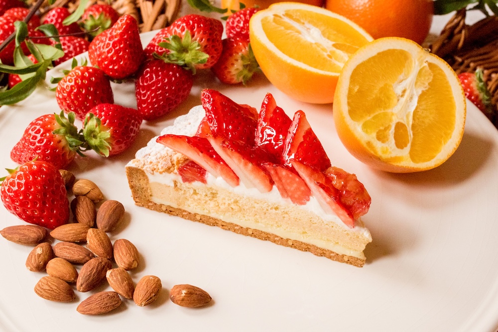 「イチゴとアーモンドババロアのタルト ～ホワイトチョコレート風味～」ピース・税込み1,198円