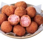 発売中の「セブンプレミアム ひとくちサイズのボールドーナツ いちご」税込み192円(東北、茨城県、栃木県、群馬県、埼玉県、東京都、神奈川県、甲信越、北陸、大阪府、和歌山県、鳥取県、島根県、広島県、山口県、熊本県、大分県、宮崎県、鹿児島県で発売)