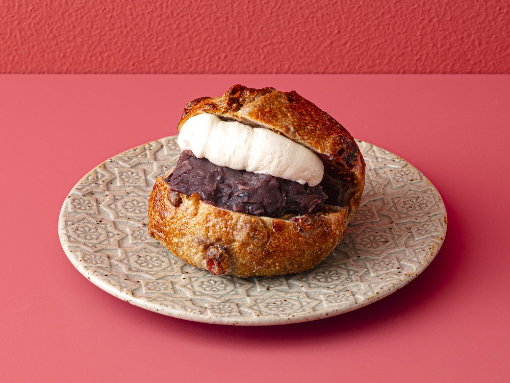 「THE STANDARD BAKERS TOKYO」のグランスタ限定「3種のフルーツと練乳あんこ」テイクアウト・税込み390円、イートイン・税込み398円