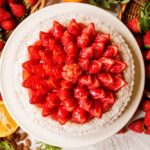 「イチゴとアーモンドババロアのタルト ～ホワイトチョコレート風味～」ホール・税込み11,988円