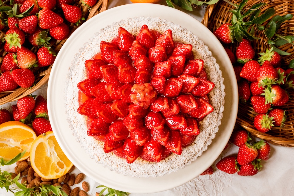 「イチゴとアーモンドババロアのタルト ～ホワイトチョコレート風味～」ホール・税込み11,988円