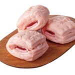 発売中の「セブンプレミアム いちごチョコデニッシュ」税込み159円(東北、茨城県、栃木県、群馬県、埼玉県、東京都、神奈川県、甲信越、北陸、大阪府、和歌山県、鳥取県、島根県、広島県、山口県、熊本県、大分県、宮崎県、鹿児島県で発売)