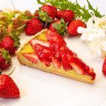 「宮城県山元町 山元いちご農園の“にこにこベリー”とピスタチオカスタードのタルト」ピース・税込み1,296円