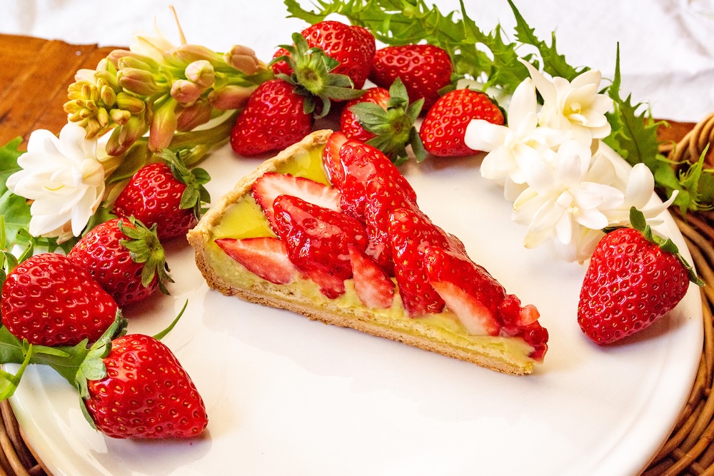 「宮城県山元町 山元いちご農園の“にこにこベリー”とピスタチオカスタードのタルト」ピース・税込み1,296円