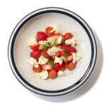 「ガンボ&オイスターバー」の「いちごとモッツァレラチーズのサラダ」税込み1,760円