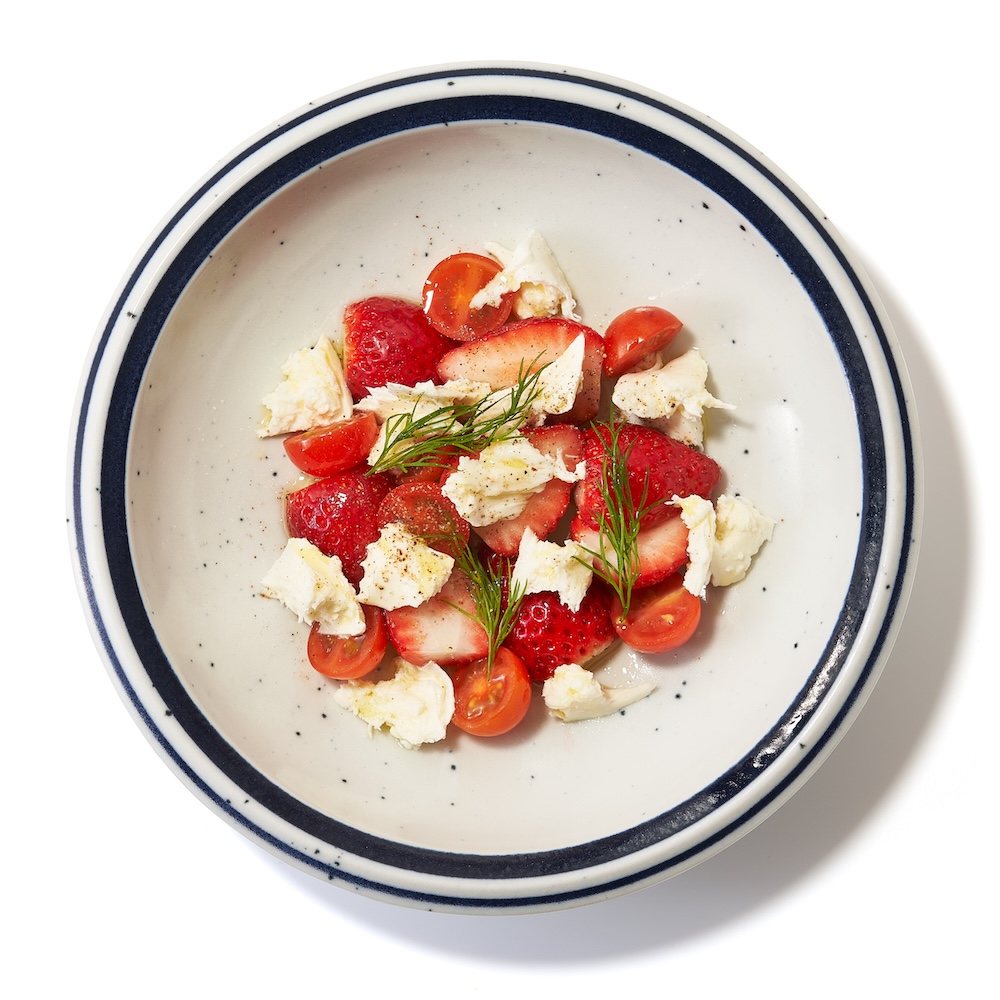 「ガンボ&オイスターバー」の「いちごとモッツァレラチーズのサラダ」税込み1,760円