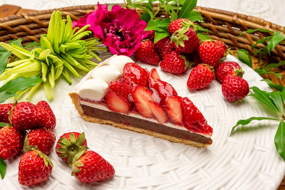 2026年1月13日〜2月8日に販売される「イチゴとテリーヌショコラのタルト」ピース・税込み1,090円