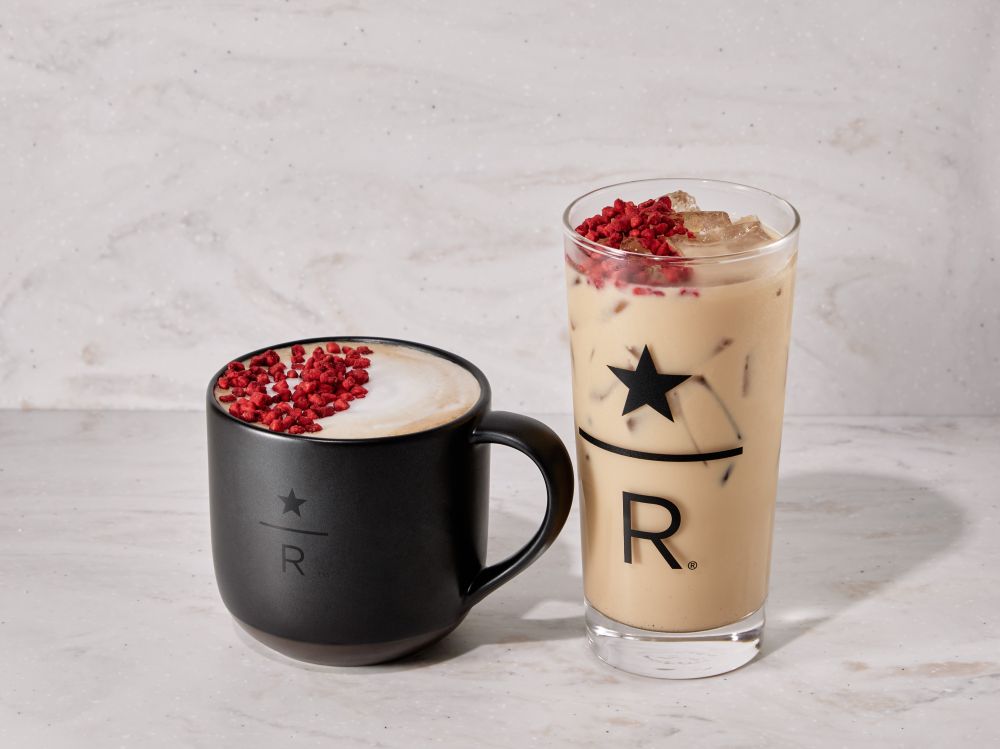 「ストロベリー ラベンダー ラテ」店内利用・税込み770円、テイクアウト・税込み756円