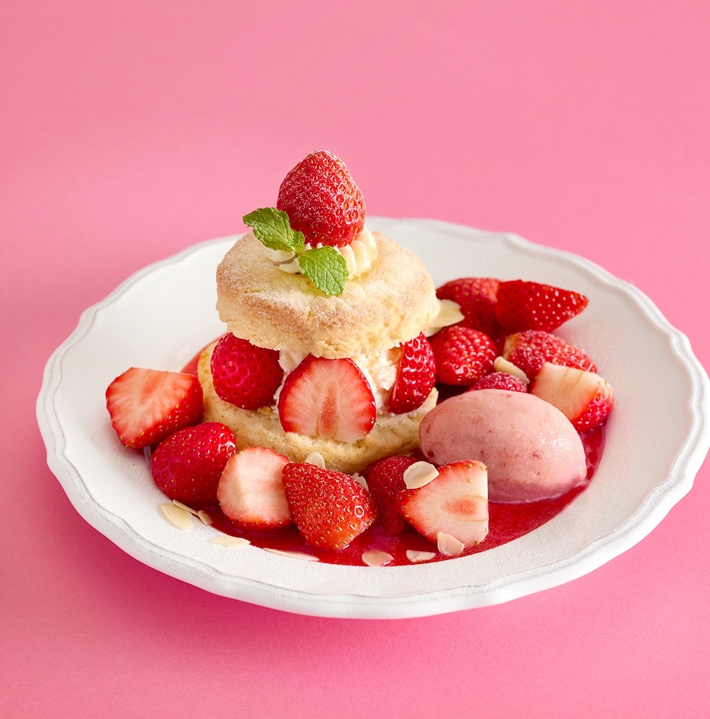 「さくふわスコーンサンド 苺」紅茶付き・税込み1,890円（苺が3倍になる日のイメージ）