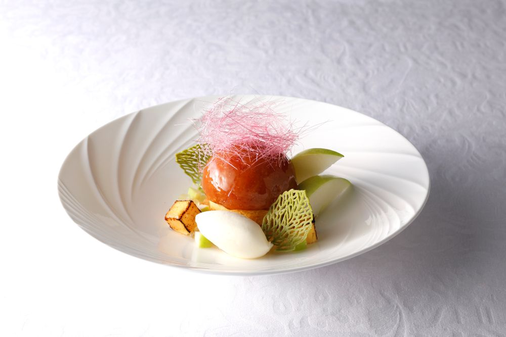 「青森県産”グラニースミス”のタルト・タタン シードルのアイスクリームとともに」税込み2,700円