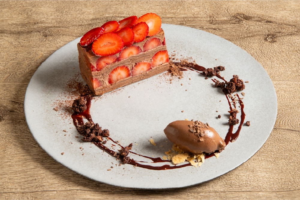 「冬苺とガナッシュクリームのミルクレープ・ショコラ チョコレートアイス添え」イメージ