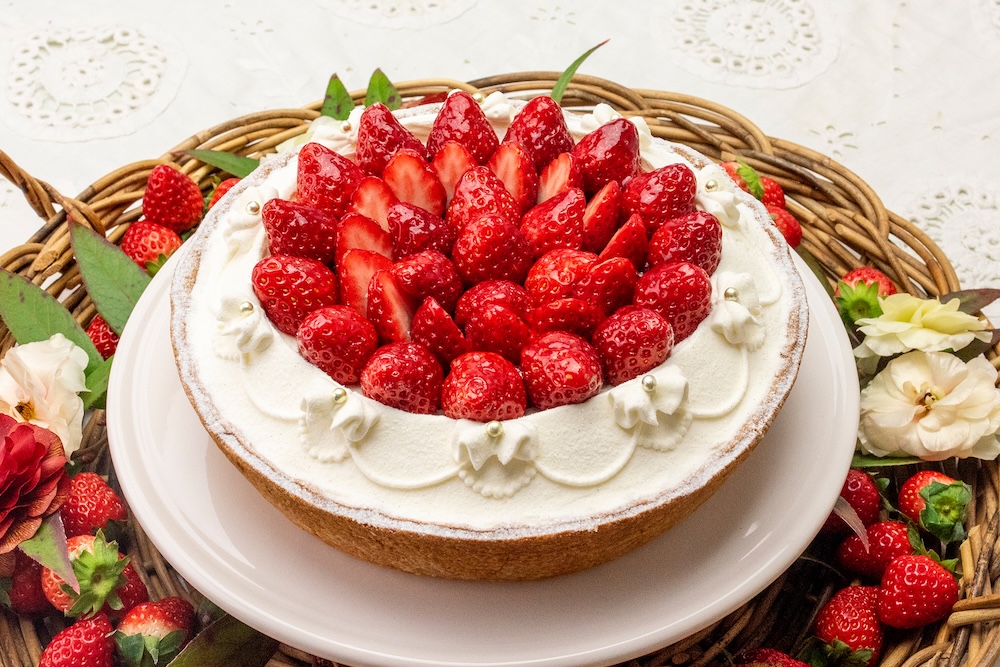 新作「イチゴミルクのタルト」ホール・税込み10,908円