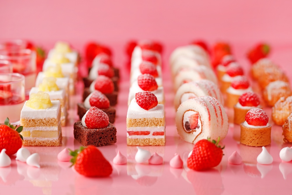 2026年3月29日までの土日祝日および12月29日に展開されるオールデイダイニング「SATSUKI」の「スーパースイーツビュッフェ2026～いちご＆あまおうスイーツ～」9,680円〜