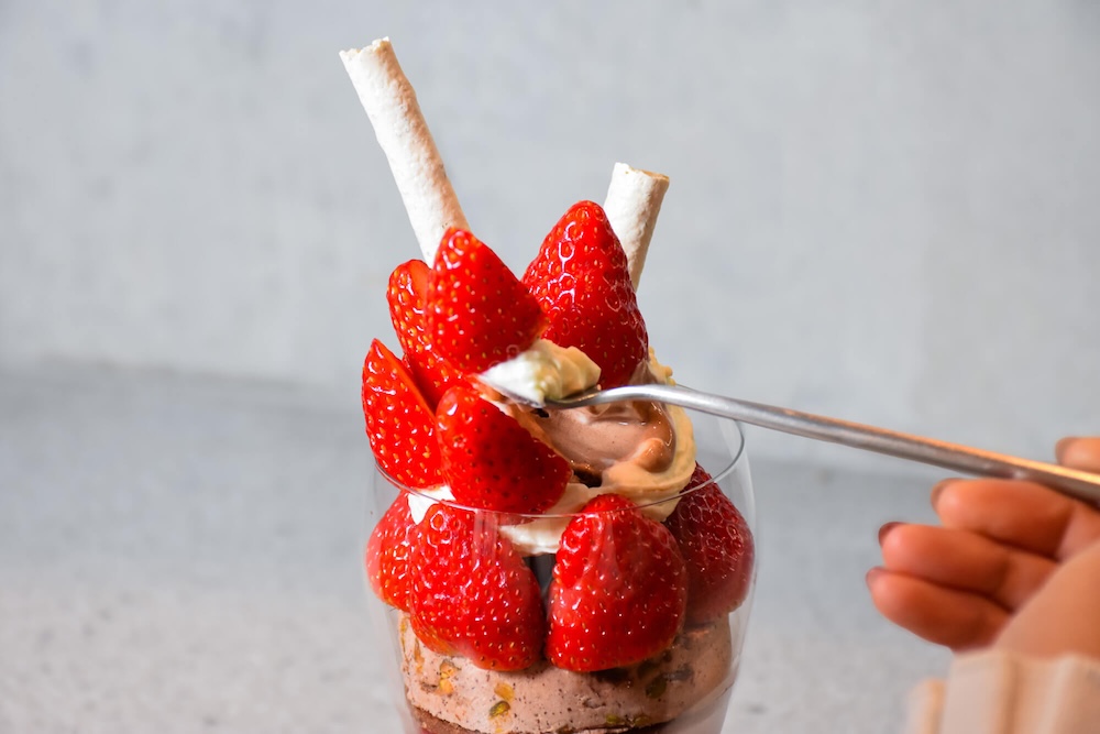 「果実とチョコレートのパフェ -苺-」イメージ