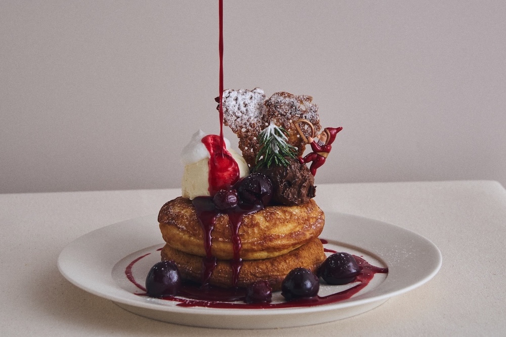 「チェリーとショコラムースのフォレノワールパンケーキ グリオットチェリーソース」イメージ