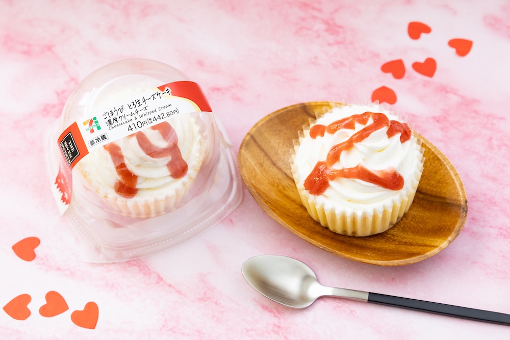 12月11日より順次発売する「ごほうびとろ生チーズケーキ 濃厚クリームチーズ」税込み442円(沖縄県除く)