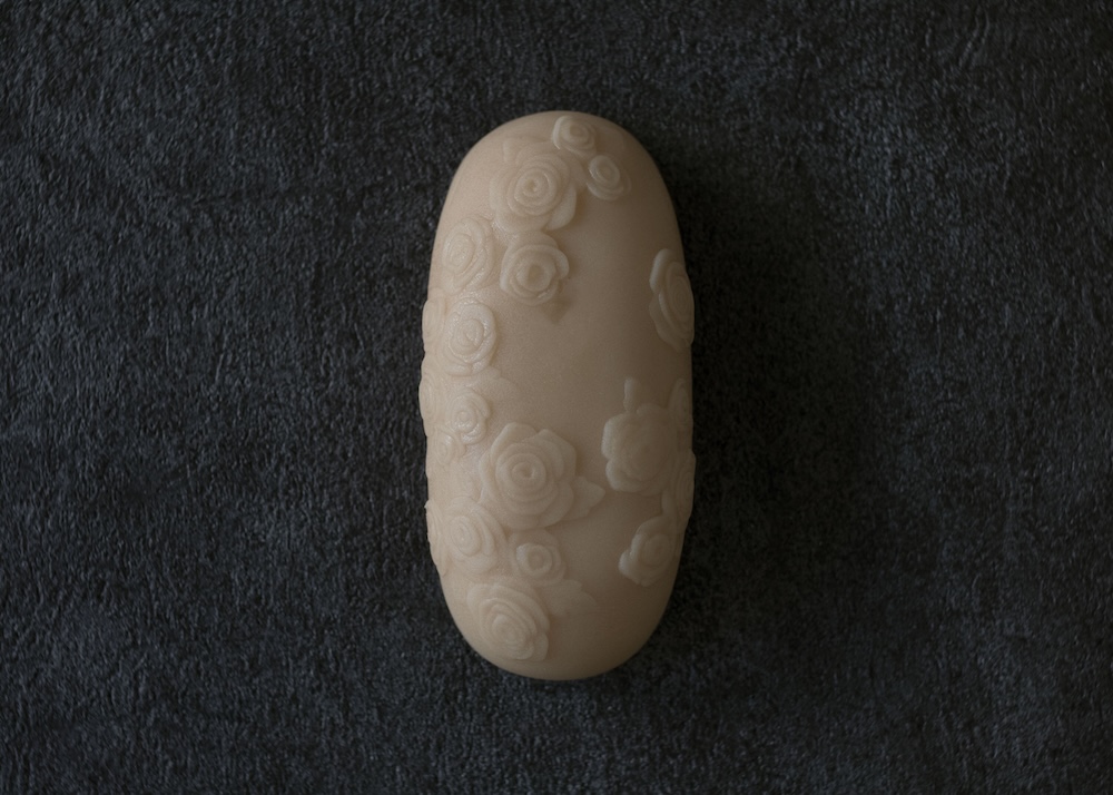 「ベルベットクリームケーキ│白磁 薔薇文様 象嵌 宝匣菓」イメージ