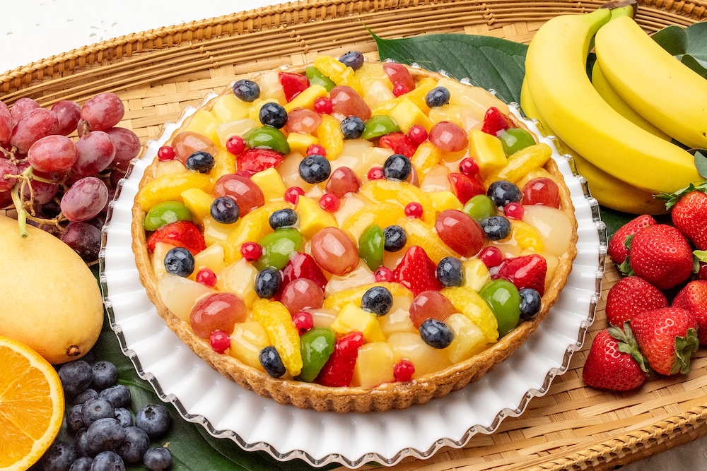 新作「色とりどりのフルーツタルト~ホワイトチョコ風味~」ピース・税込み1,393円、ホール・税込み5,378円〜