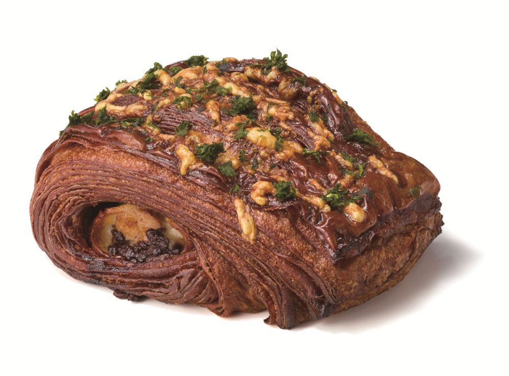 「ブルー ポピー ベーカリー」より販売する「アリバカカオとレバーパテのクロワッサン」1個・税込み1,080円