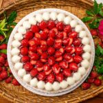 2026年1月13日〜2月8日に販売される「イチゴとテリーヌショコラのタルト」ホール・税込み13,089円