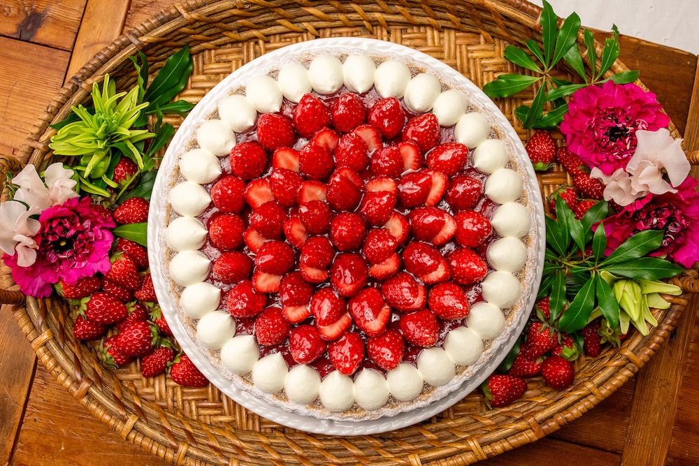 2026年1月13日〜2月8日に販売される「イチゴとテリーヌショコラのタルト」ホール・税込み13,089円