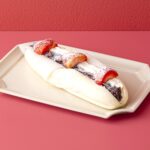 「デイジイ東京」の「苺大福コッペ」テイクアウト・税込み572円、イートイン・税込み583円