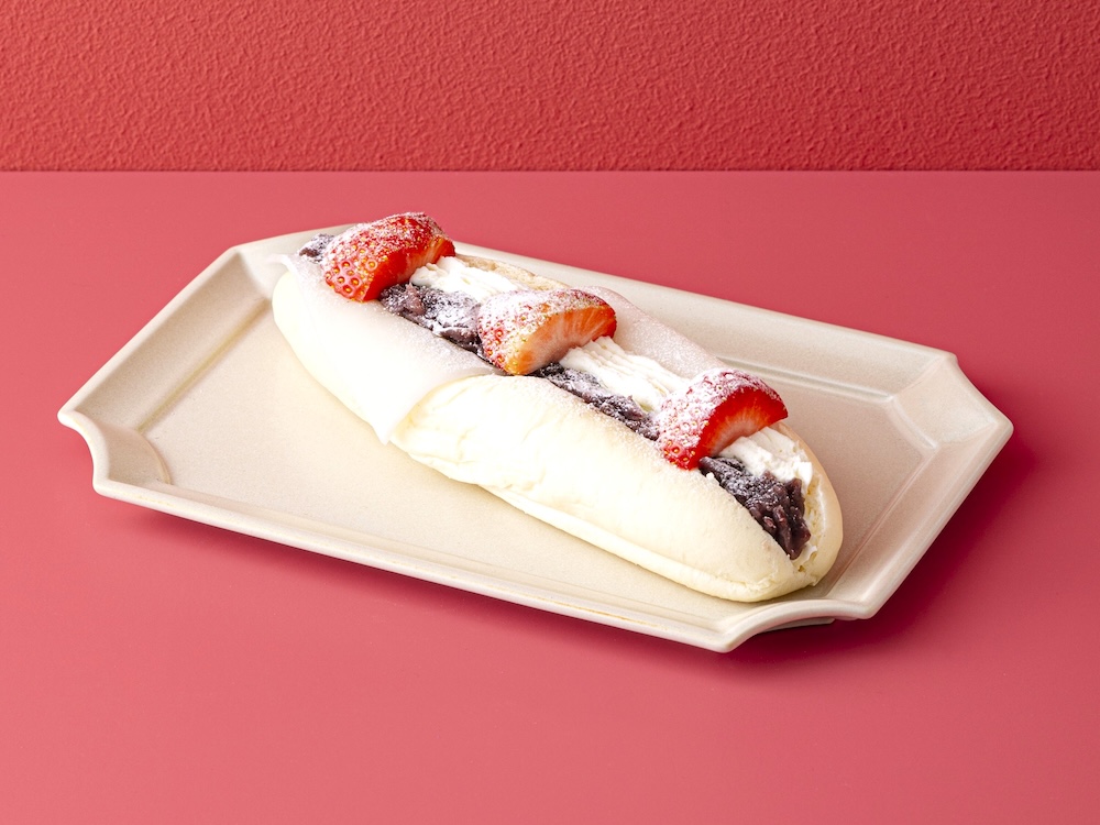 「デイジイ東京」の「苺大福コッペ」テイクアウト・税込み572円、イートイン・税込み583円