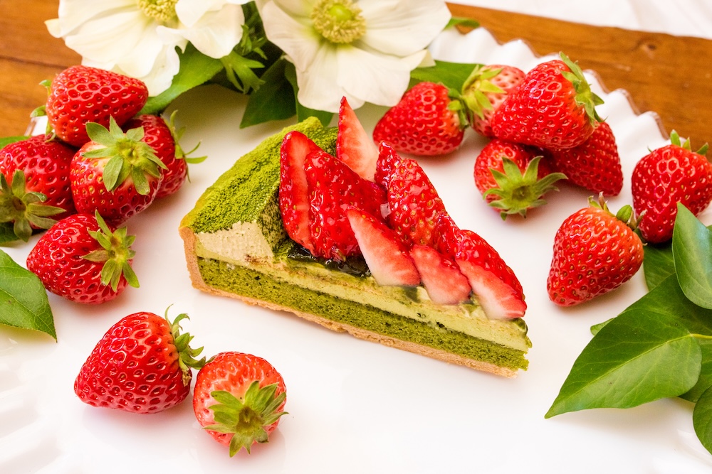 12月1日〜2026年1月19日に販売中の「抹茶とイチゴのタルト」ピース・税込み1,090円