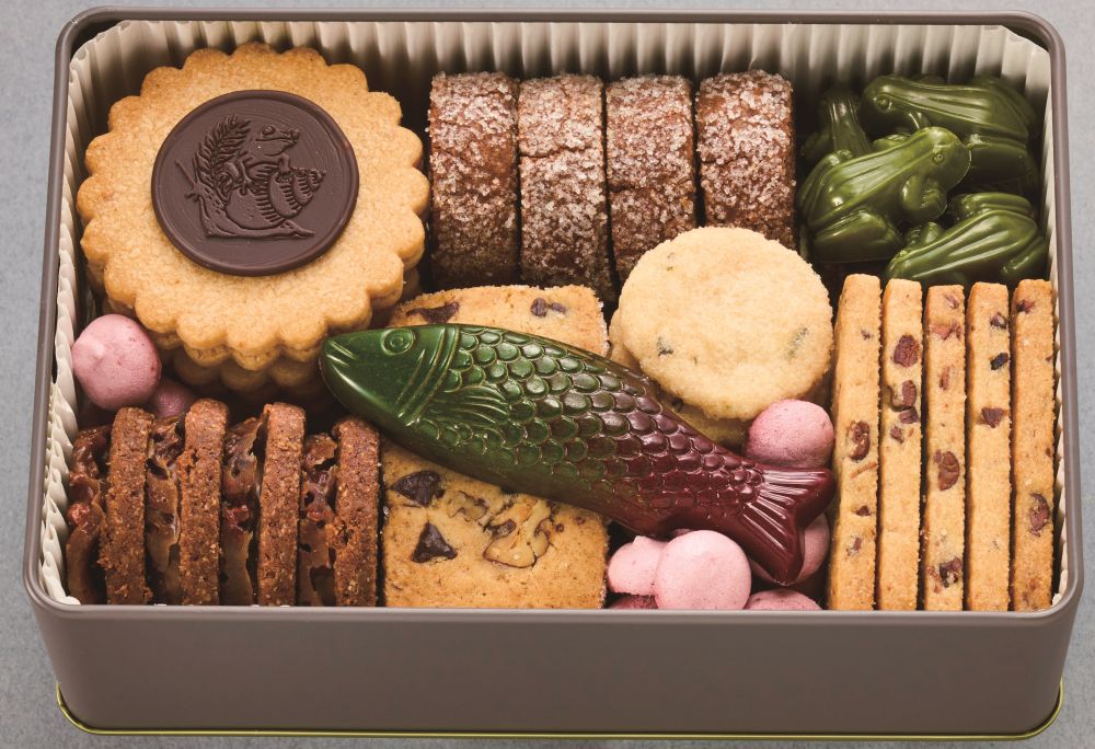 「アマゾニア」より販売する「アマゾニアショコラクッキーカン」税込み4,501円