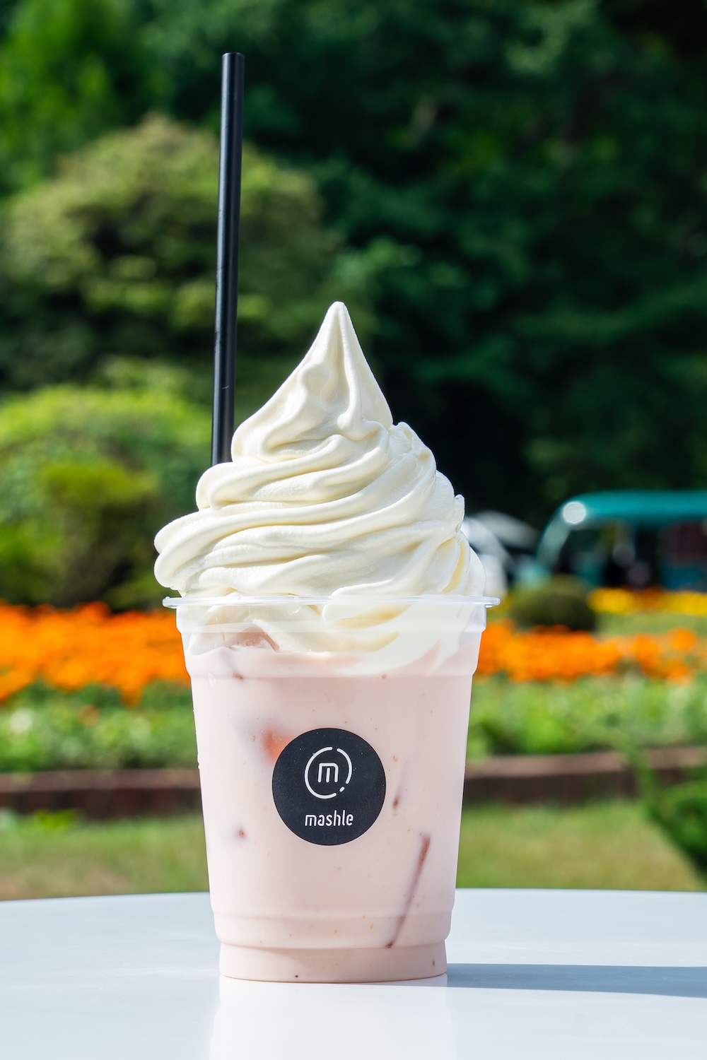 「自然素材の菓子工房 ましゅれ」の「あいぱく」コラボレーションメニュー「苺スムージーソフト」税込み1,200円