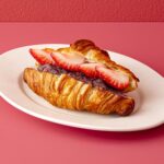 「ROKUMEI COFFEE CO.」の「奈良県産苺 古都華とあんこのクロワッサン」1個・税込み590円