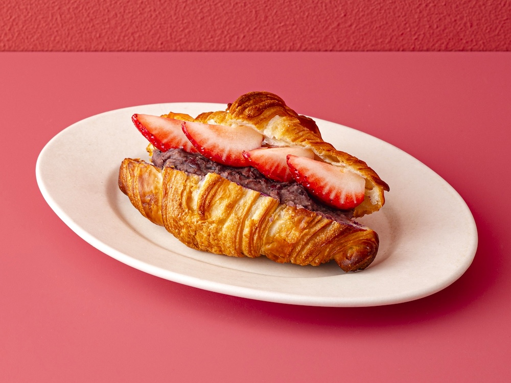 「ROKUMEI COFFEE CO.」の「奈良県産苺　古都華とあんこのクロワッサン」1個・税込み590円