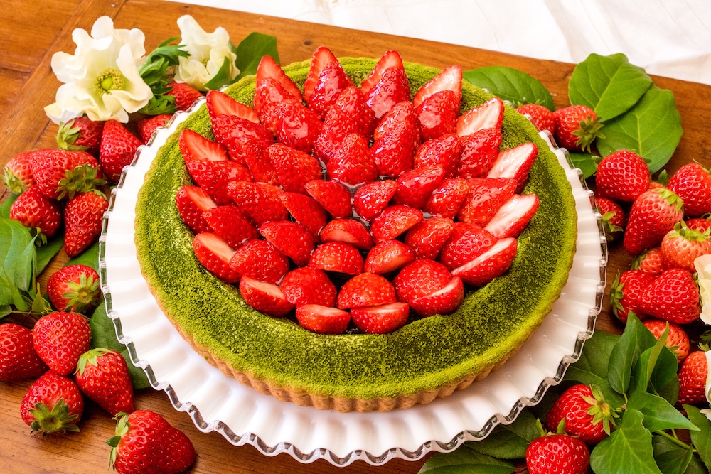 12月1日〜2026年1月19日に販売中の「抹茶とイチゴのタルト」ホール・税込み10,908円