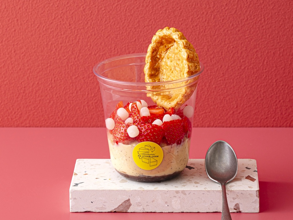 「AM STRAM GRAM nobolyquedaly」のグランスタ限定「イチゴ大福のタルトノナカミ」1個・税込み990円