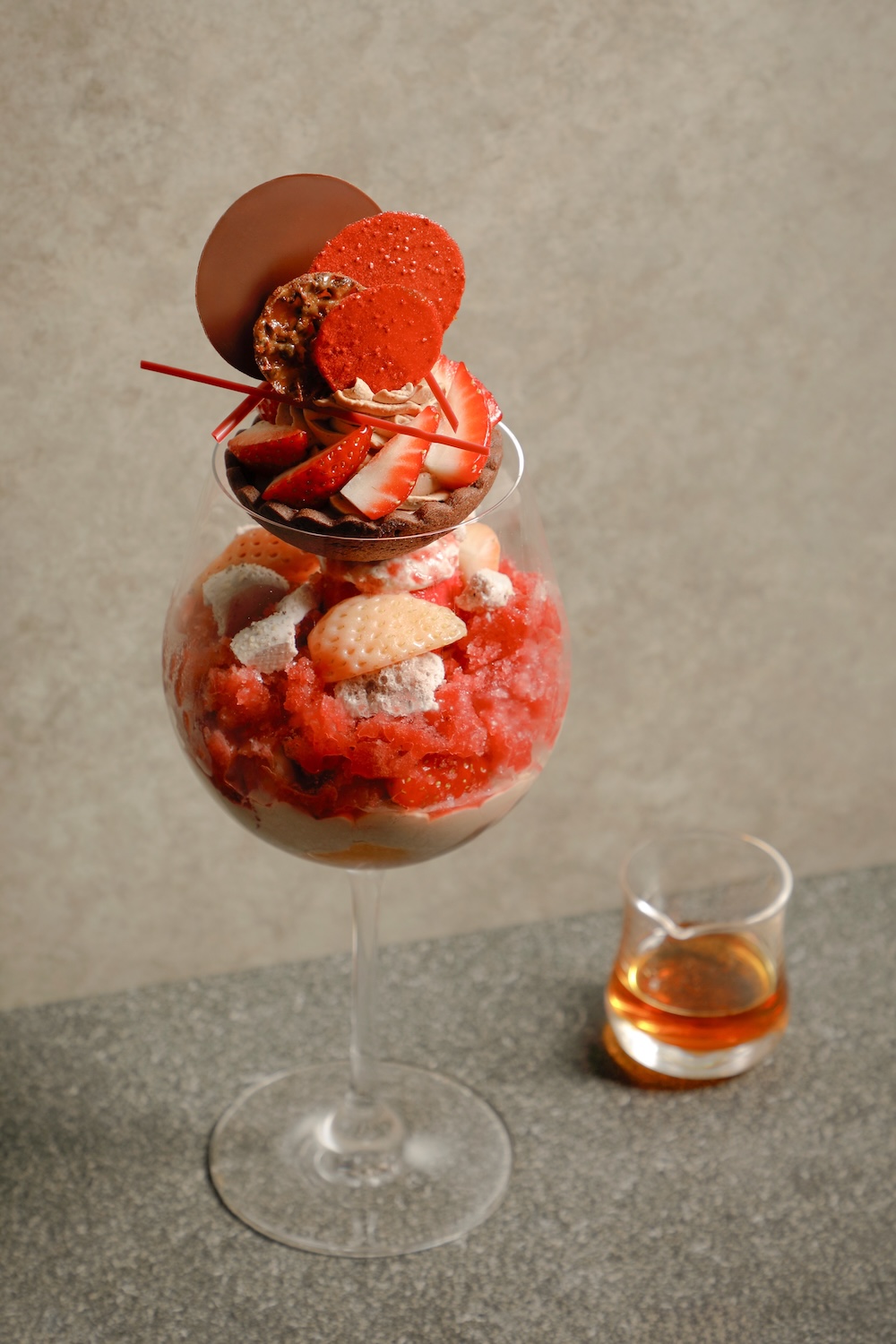 12月26日〜2026年4月19日に販売される「ザ・ラウンジ by アマン」の「ストロベリー パルフェ」税込み4,900円（サービス料含む）