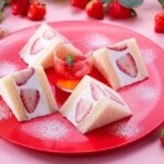21026年3月31日まで展開されるペントハウスラウンジ「ベイコートカフェ」の「ストロベリーサンドウィッチ」3,000円
