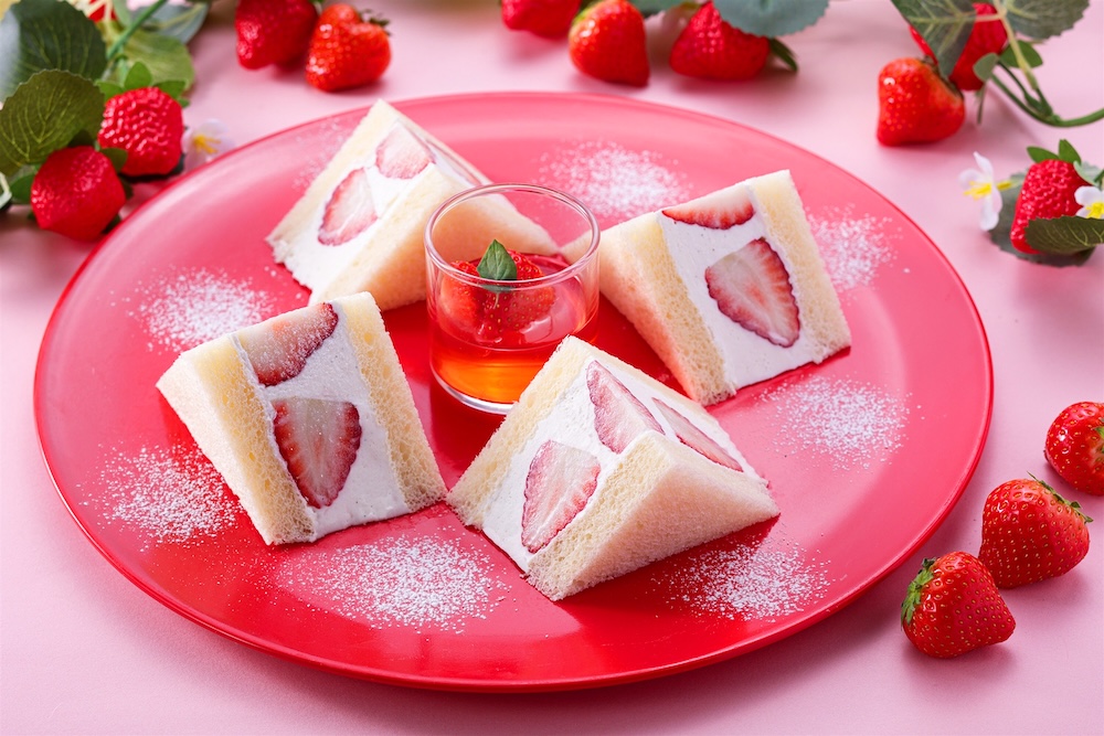 21026年3月31日まで展開されるペントハウスラウンジ「ベイコートカフェ」の「ストロベリーサンドウィッチ」3,000円