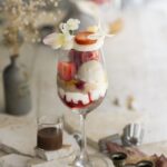 1月19日に提供される「イウエン」の近鉄本店限定「カカオパルプと木苺のパフェ」1,880円