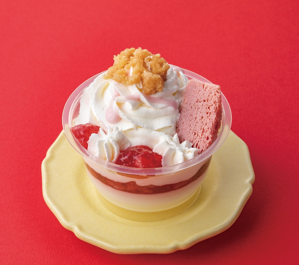 2026年1月6日より発売される「プリンケーキパフェ いちごとミルク」税込み399円(沖縄県は2026年1月15日から発売)