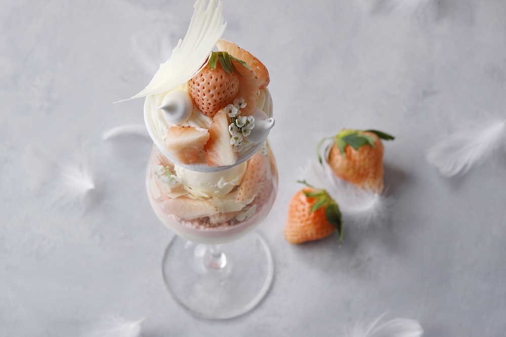 「白いちごのホワイトパフェ」イメージ