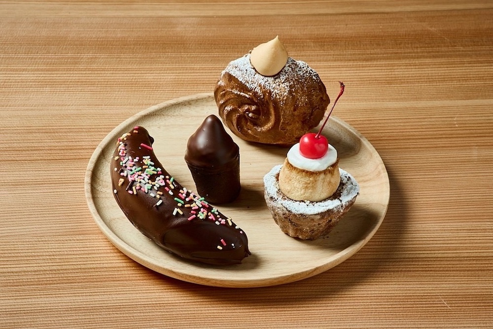 中央から時計回りに「生ガトーショコラ」、「シュークルーラーカスタード」、「プリンアラモード」、「バナナのチョコレート生フィナンシェ」