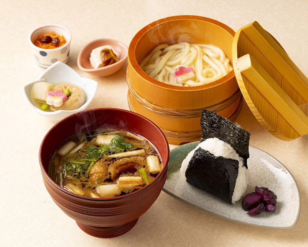 季節限定「鴨つけうどんと旨塩おにぎり御膳」税込み1,600円〜