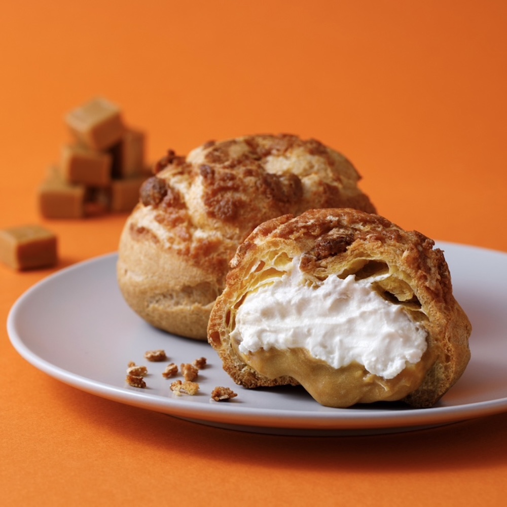 「贅沢なキャラメルとホイップのクッキーシュークリーム」イメージ