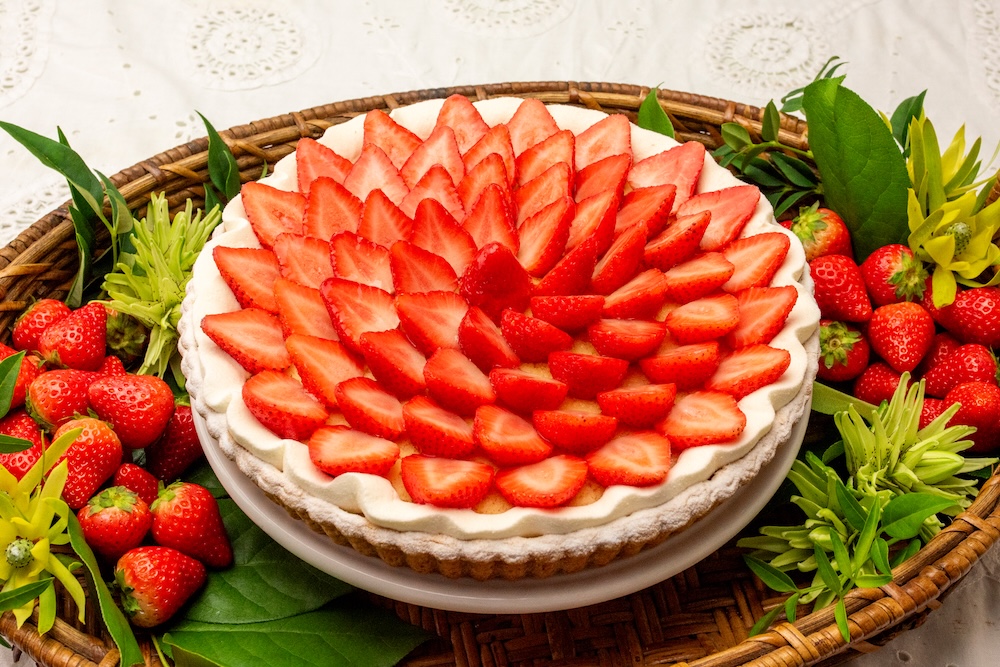 「イチゴとフリルクリームのタルト ~ホワイトチョコ風味~」ピース・税込み1,674円、ホール・税込み6,415円〜