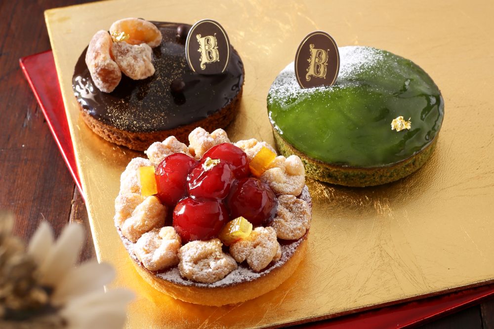 手前から時計回りに「ガトー・ナンテ」の「ヌーヴェラン 2026」税込み530円、「ダブルショコラ・マロン」税込み476円、「抹茶」税込み454円