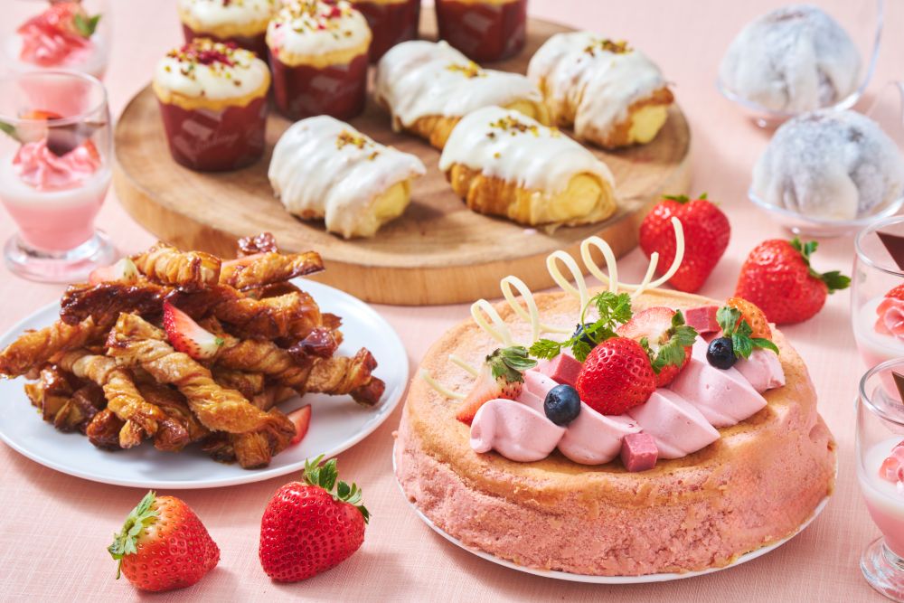 「ストロベリースイーツビュッフェ ～イチゴを堪能する4カ月～」税込み4,000円（サービス料含む）