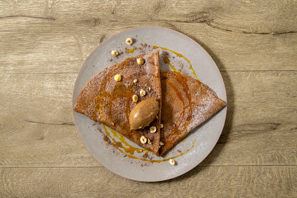 「クレープ・ショコラ (アールグレイ風味のガナッシュ、オレンジキャラメルソース、ヘーゼルナッツ)」イメージ