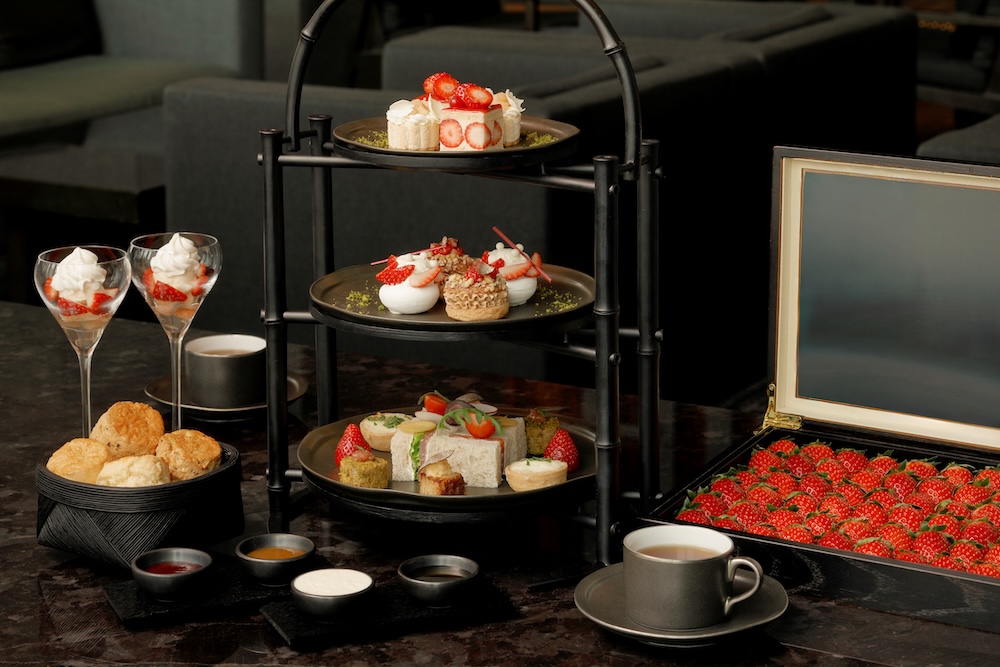 12月26日〜2026年4月19日に販売される「ザ・ラウンジ by アマン」の「ストロベリー アフタヌーンティー」税込み12,000円（サービス料含む）