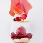 1月20日に提供される「リビエール」の近鉄本店限定「バレンタインのイチゴパフェ」2,600円